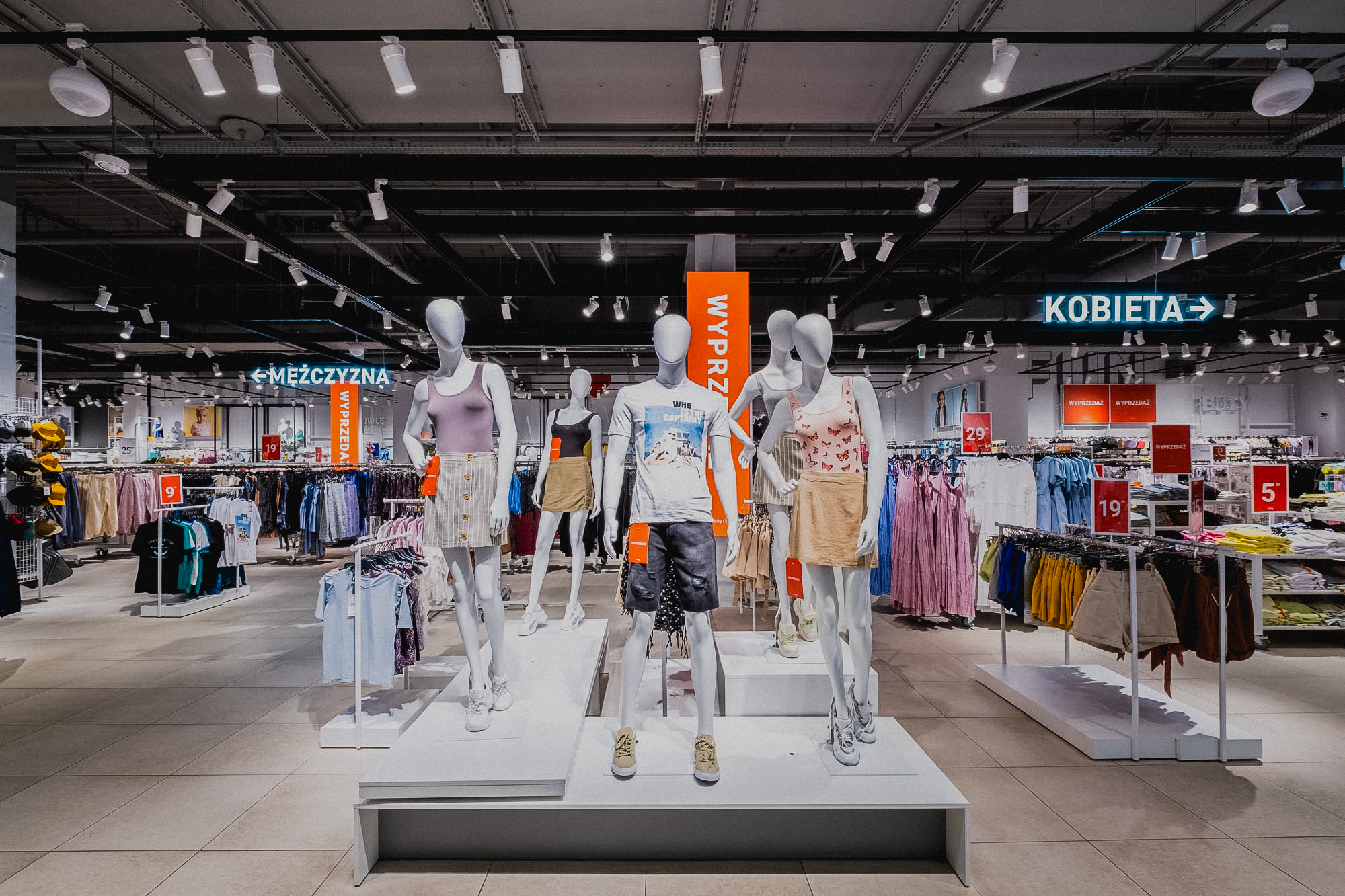 Wystawa sklepowa oświetlona szynoprzewodem 3-fazowym