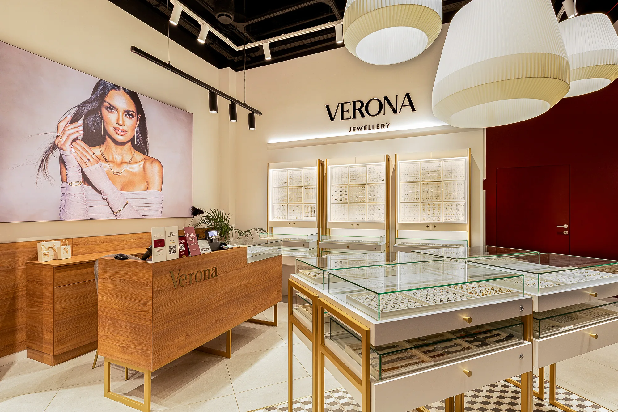 Reflektory LED oświetlające ekspozytor z pierścionkami w VERONA