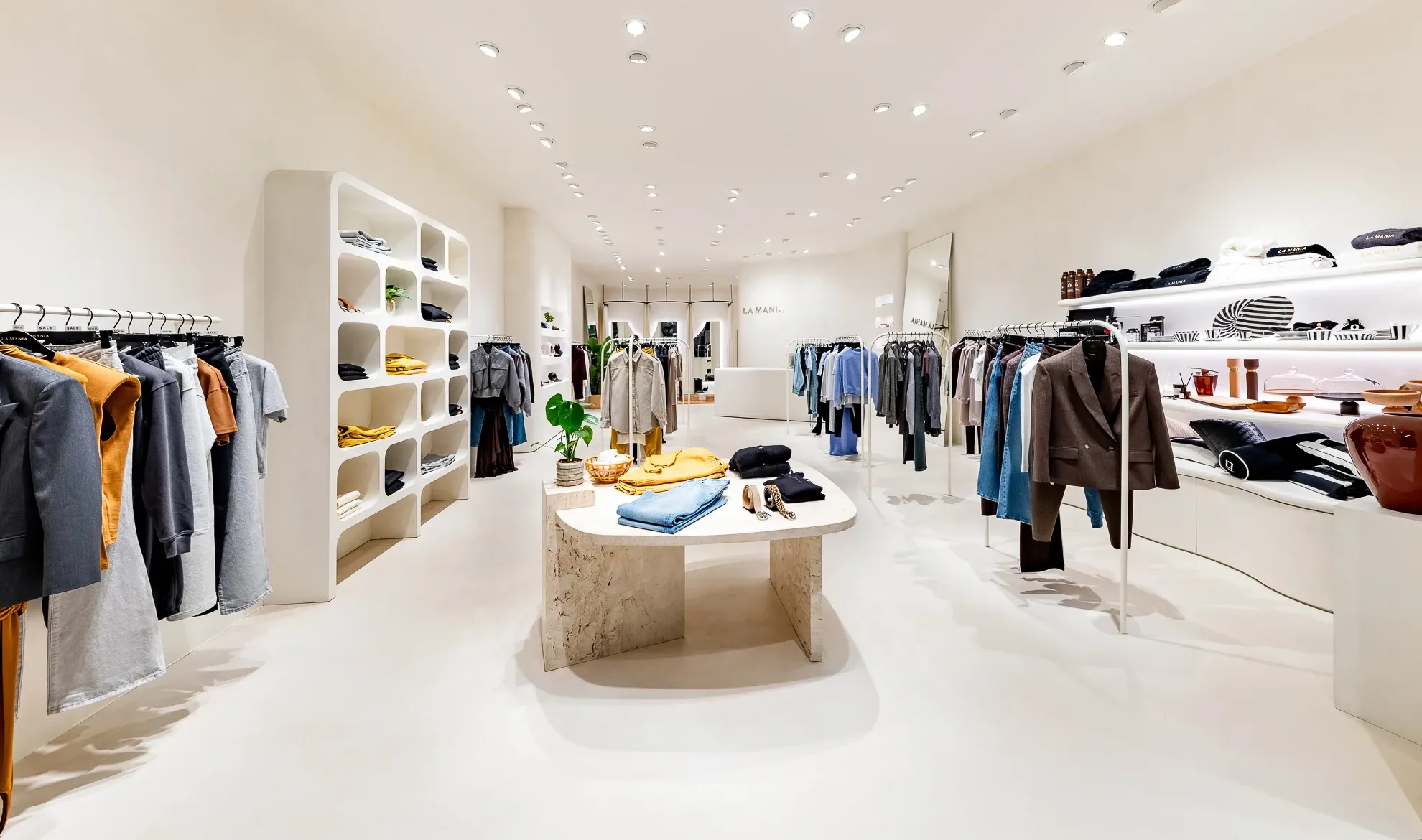 Wnętrze butiku La Mania z oświetleniem Pull-out zaprojektowanym przez Lumiverso