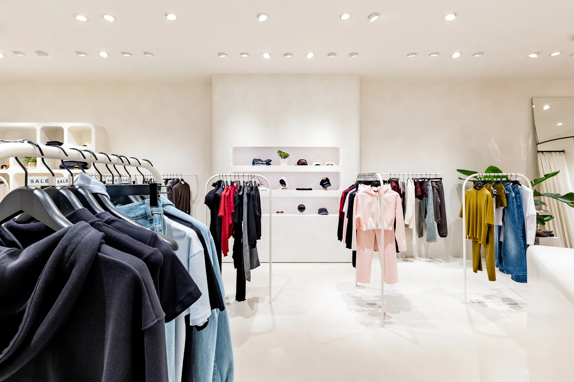 Oprawy Pull-out zamontowane w suficie butiku La Mania