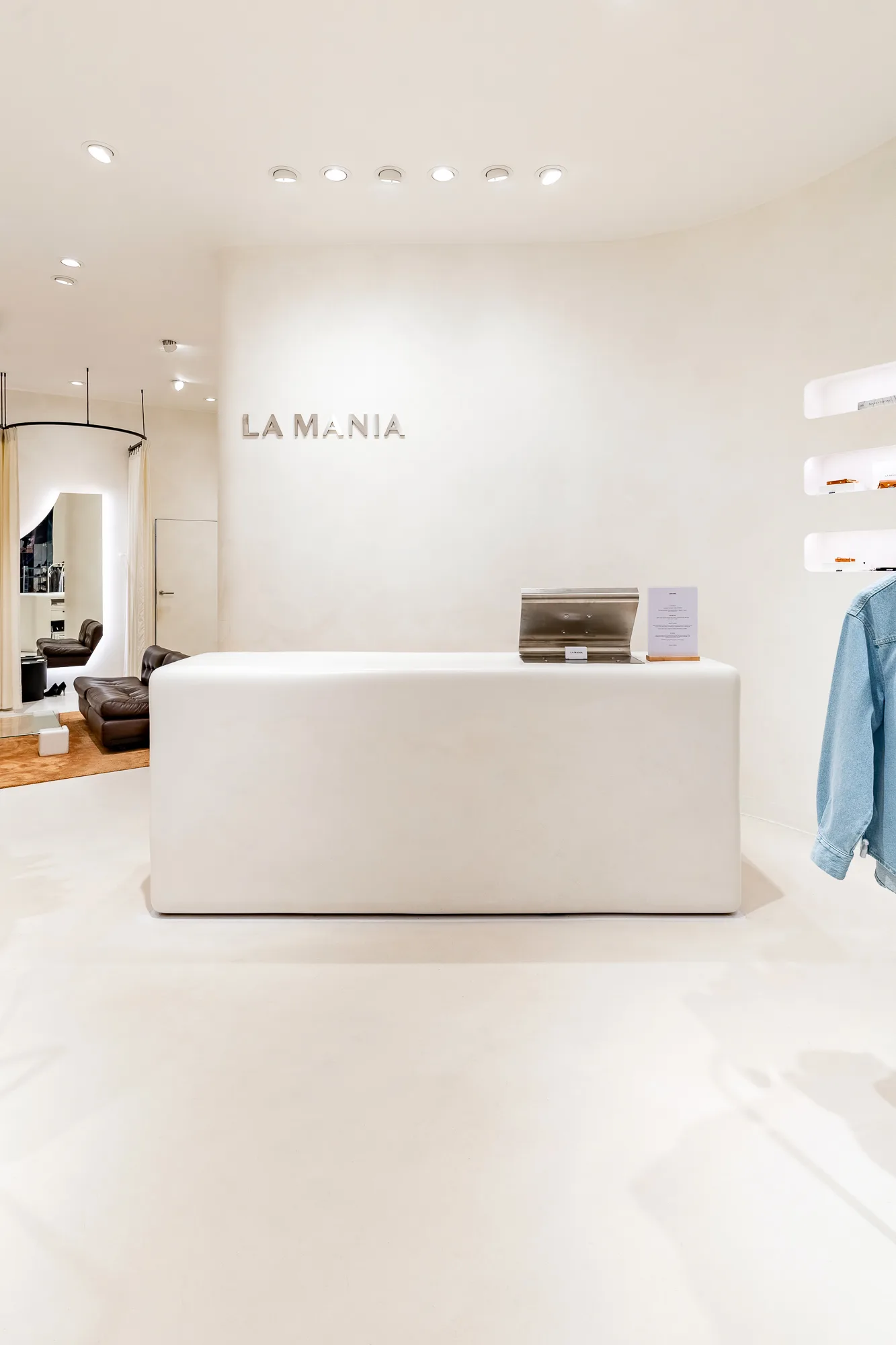 Światło LED akcentujące detal kolekcji w butiku La Mania
