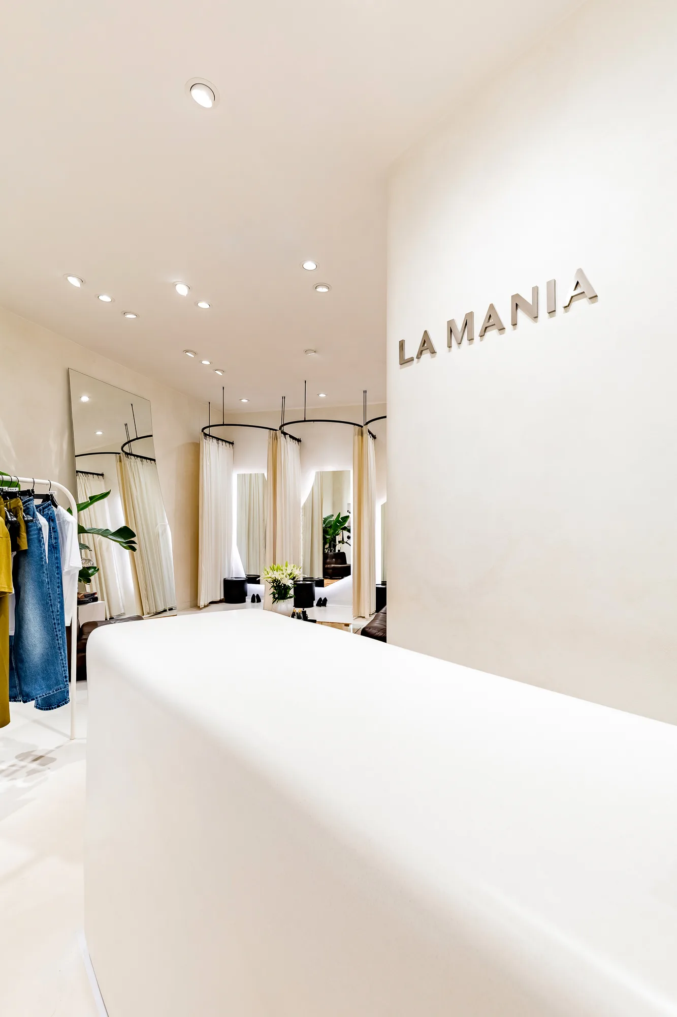 Oświetlenie LED strefy obsługi klienta w butiku La Mania