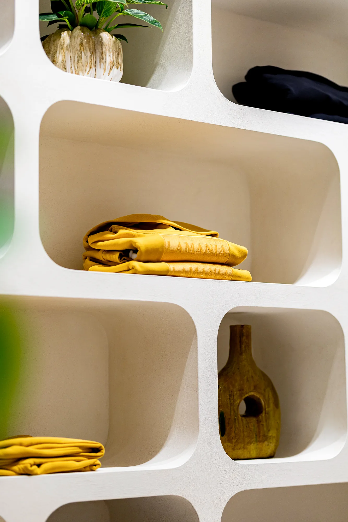 Reflektory Pull-out oświetlające ekspozycję w butiku La Mania